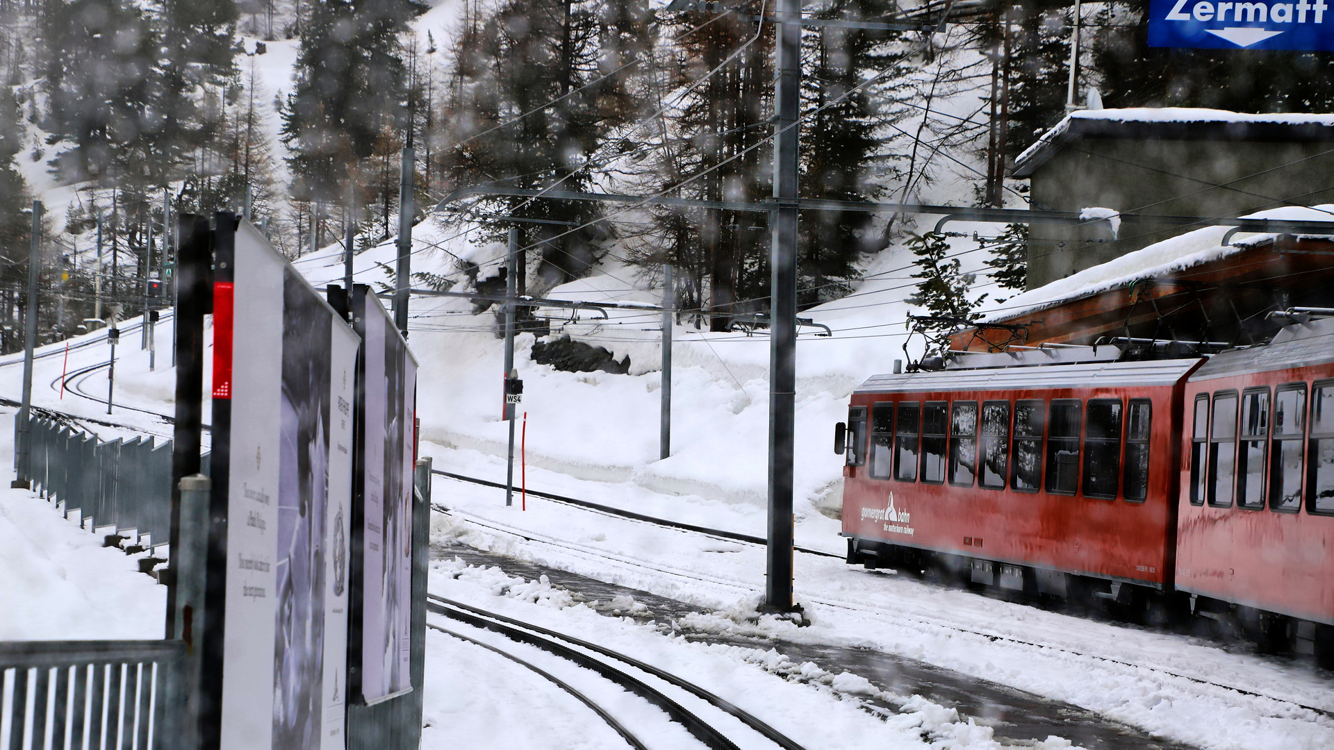 Kreuzung auf der Riffelalp mit dem Bergfahrer