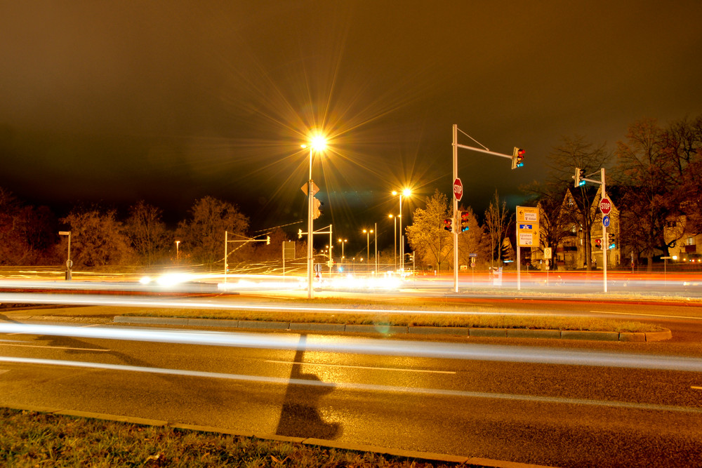 Kreuzung bei Nacht