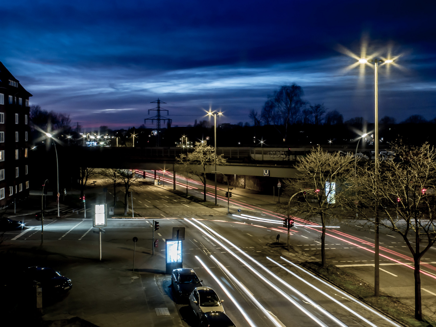 Kreuzung bei Nacht