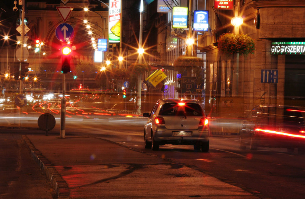 Kreuzung bei Nacht in Budapest