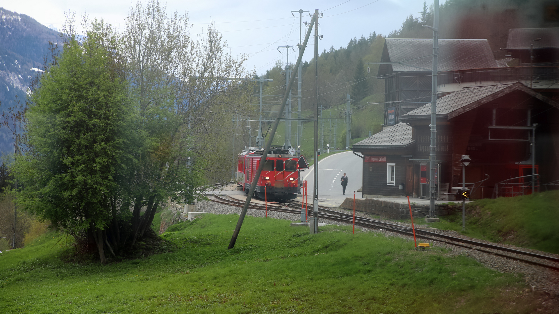 Kreuzung mit einem Regionalzug der Matterhorn-Gotthard-Bahn----