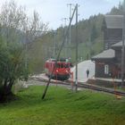 Kreuzung mit einem Regionalzug der Matterhorn-Gotthard-Bahn----