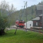 Kreuzung mit einem Regionalzug der Matterhorn-Gotthard-Bahn----