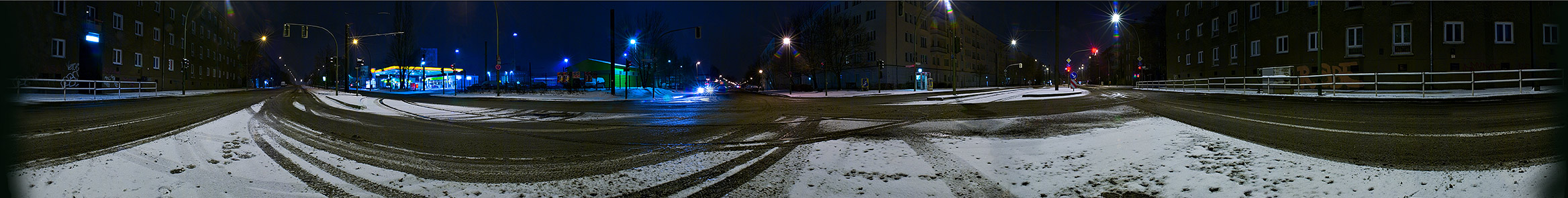 Kreuzung und Tankstelle