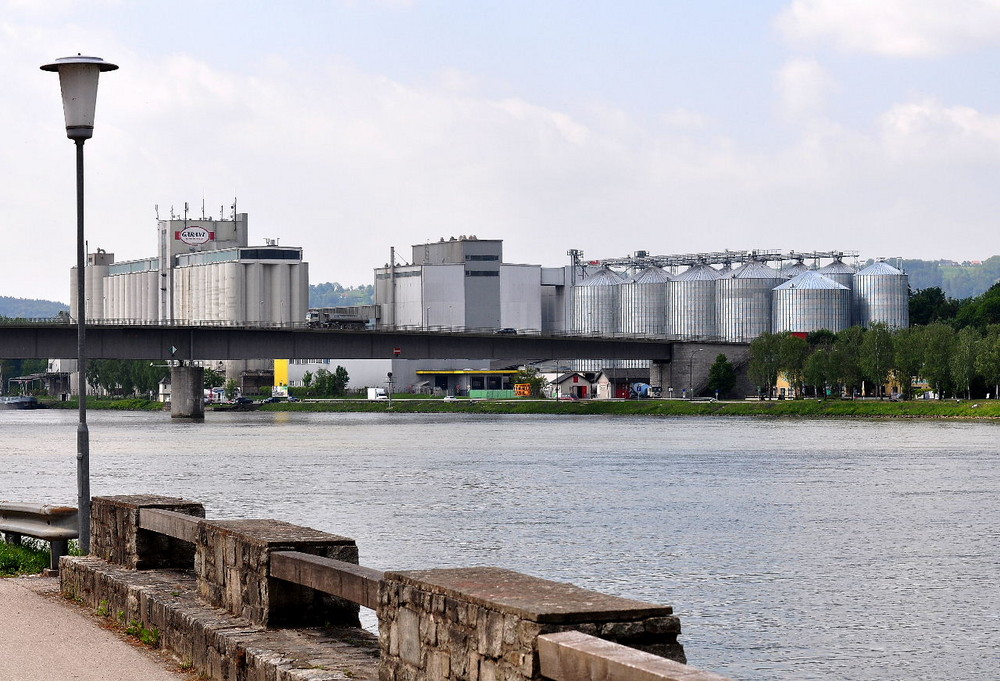 Kreuzungspunkt wichtiger Verkehrswege in Aschach/Donau