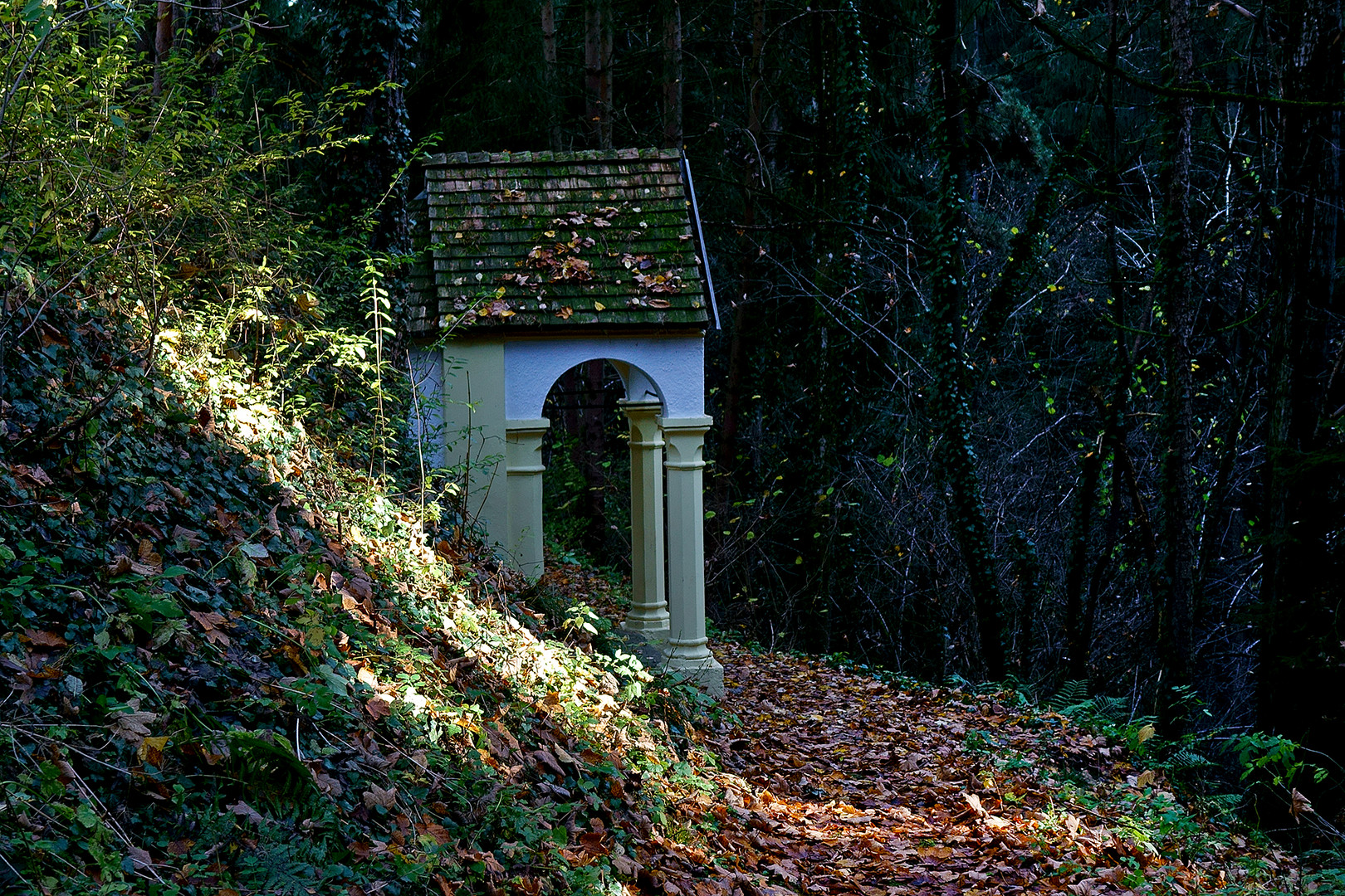 Kreuzweg im Herbst