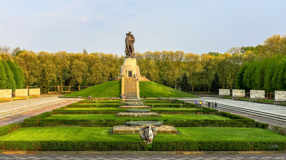 Kriegerdenkmal im Frühlingsgrün