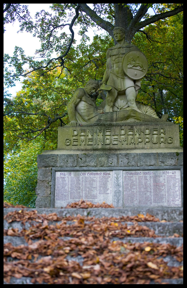 Kriegerdenkmal im Herbst