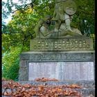 Kriegerdenkmal im Herbst