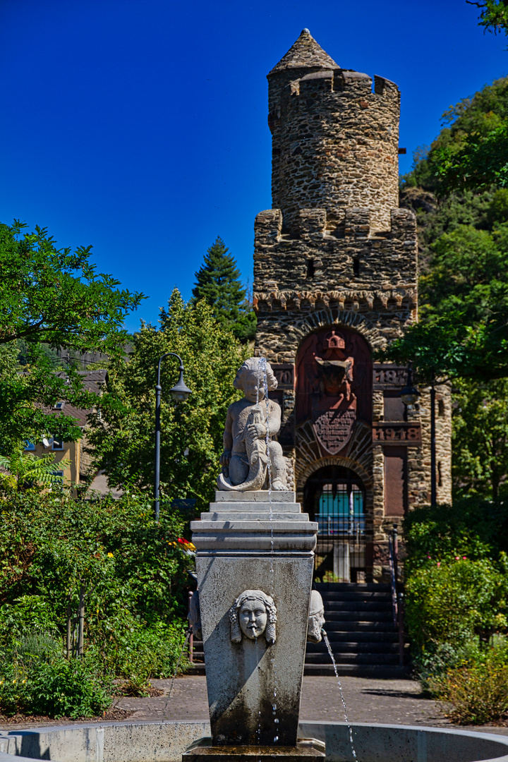 Kriegerdenkmal und Brunnen