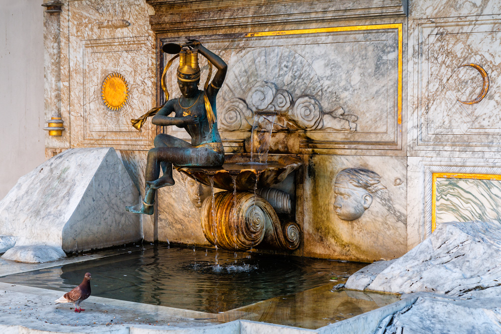 Kriegerisch verzierter Brunnen