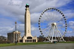 Kriegsdenkmal und Riesenrad