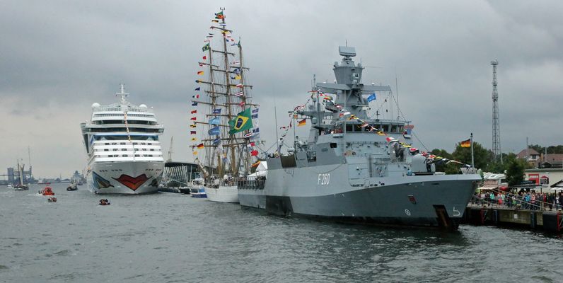 Kriegsschiff - Segelschiff - Kreuzfahrtschiff