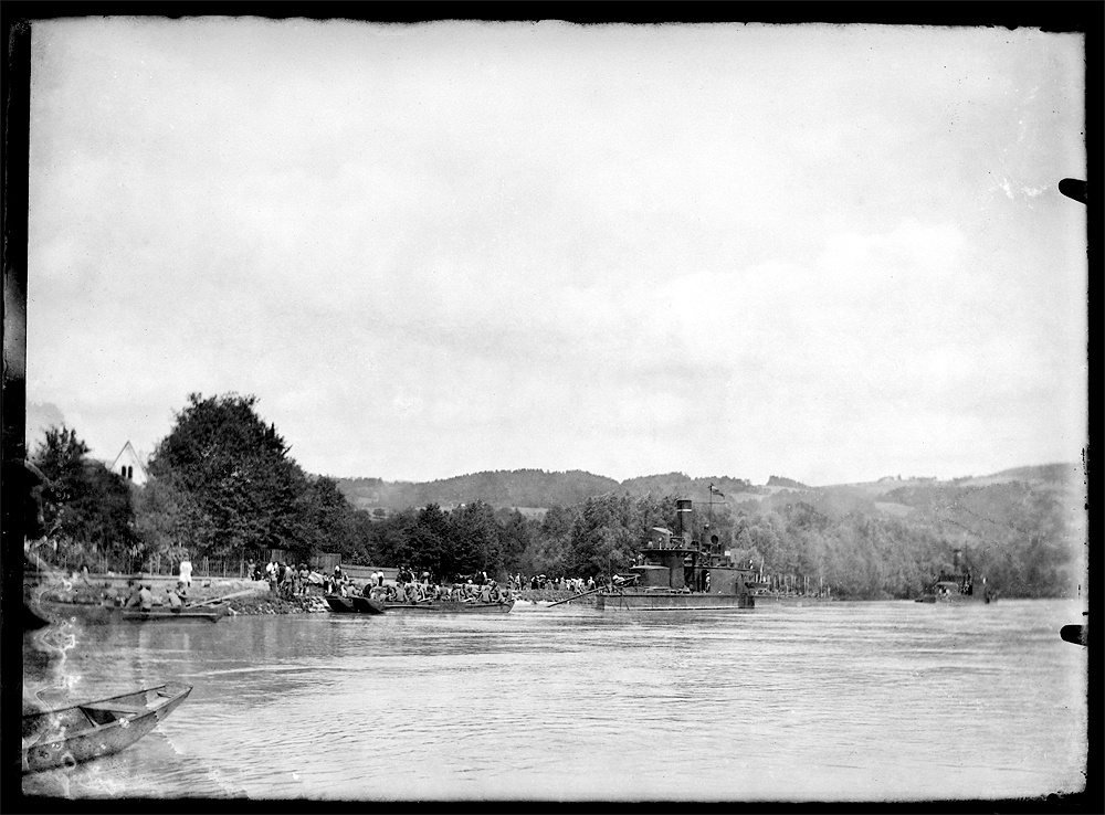 Kriegsschiffe auf der Donau vor Ottensheim