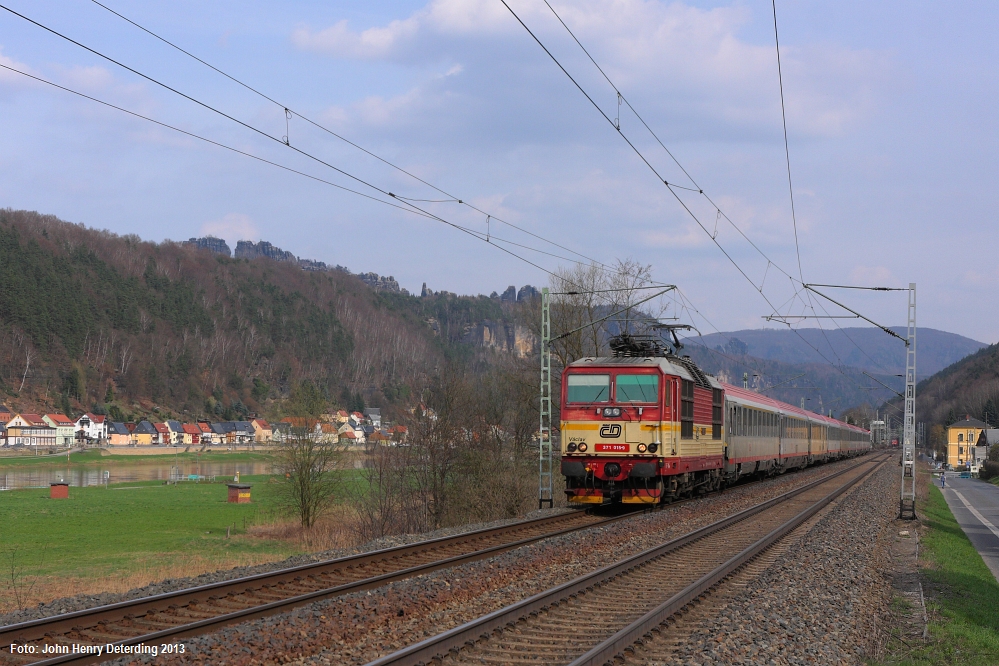 Krippen, 371 015, EC 172, im Hintergrund die Schrammsteine, April 2013