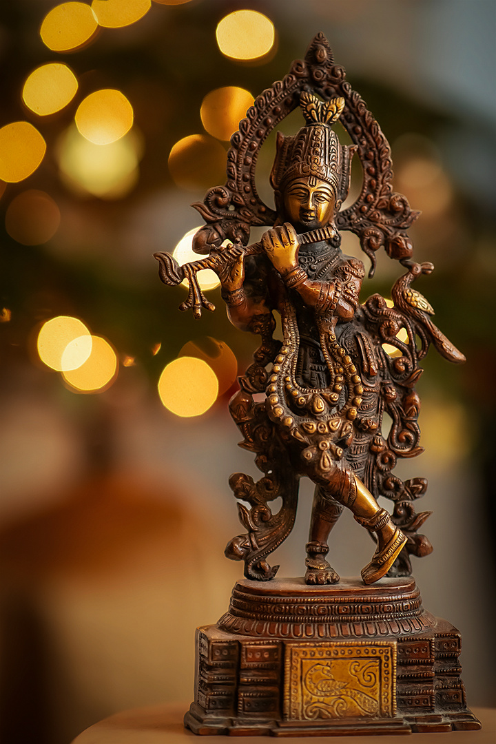 krishna vor dem Weihnachtsbaum 