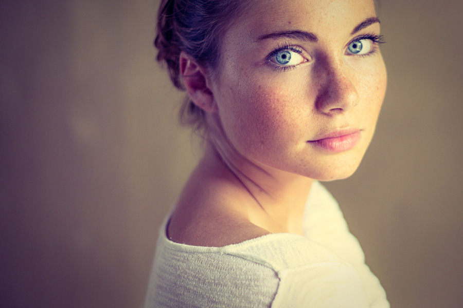 Krissi und ihre tollen blauen Augen Foto & Bild portrait, portrait frauen, indoor Bilder auf