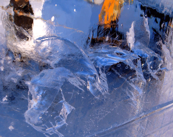 Kristall-Ausschnitt aus Eis-Kubus
