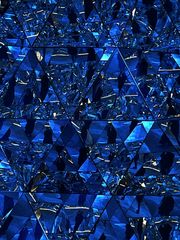 Kristall spiegelt Blau