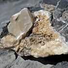 Kristalle auf einem Felsen im Hochgebirge. 