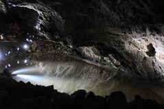 Kristallhöhle mit See