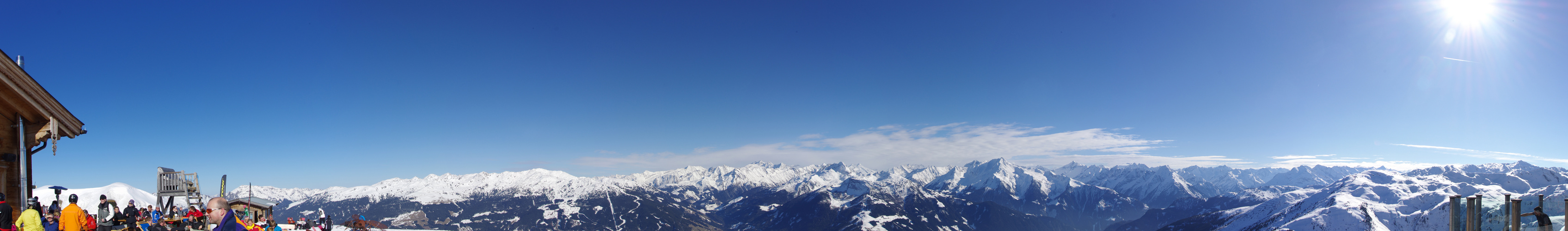 Kristallhüttenpanorama mit Sicht über das Zillertal.....