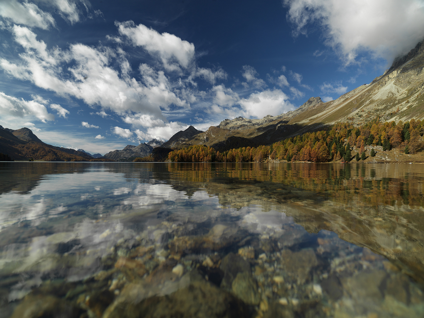 Kristallklar – herbstliche Spiegelung am Silsersee