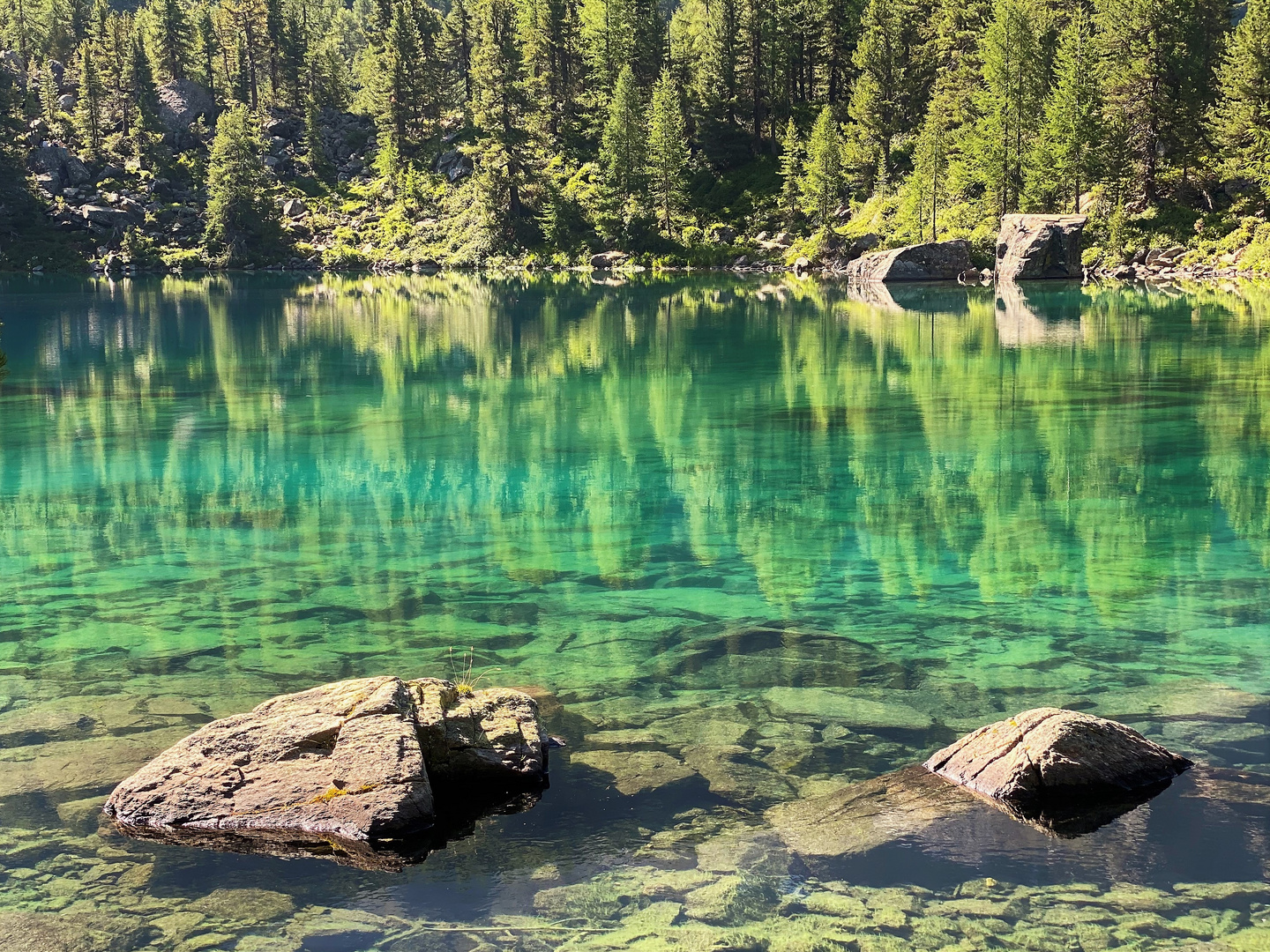 Kristallklares und türkisfarbenes Wasser