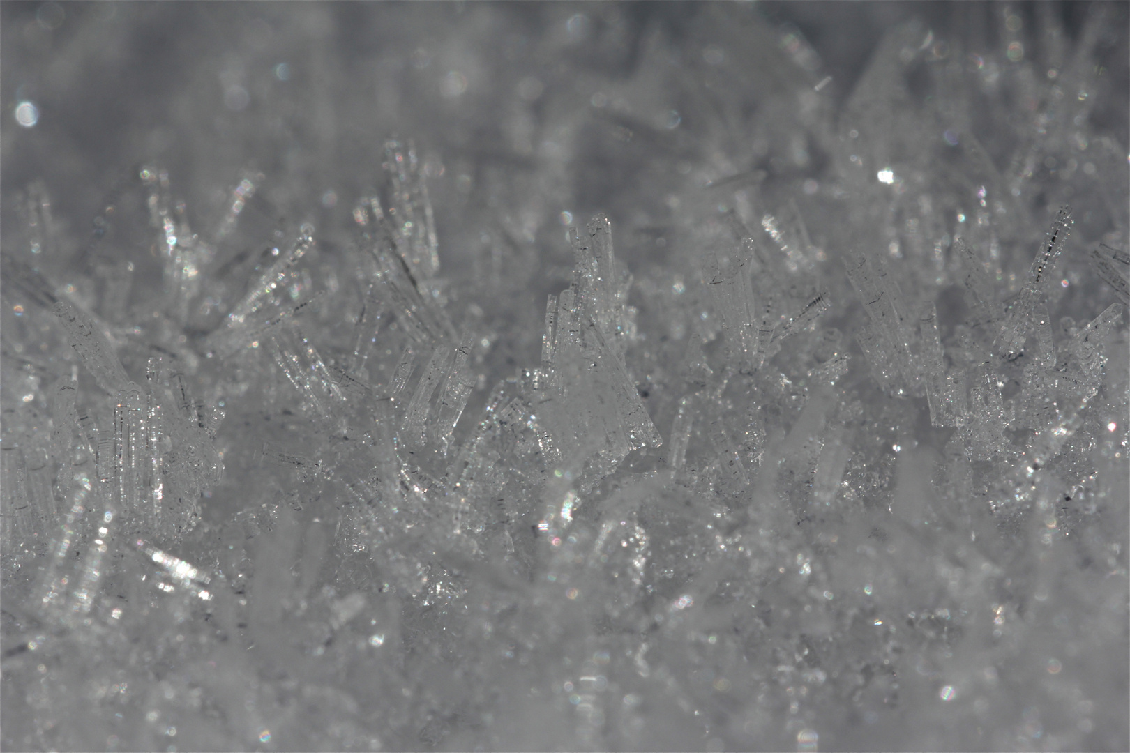 KRISTALLWELTEN - Es gibt sowohl längsgestreifte als auch quergebänderte Raureifkristalle