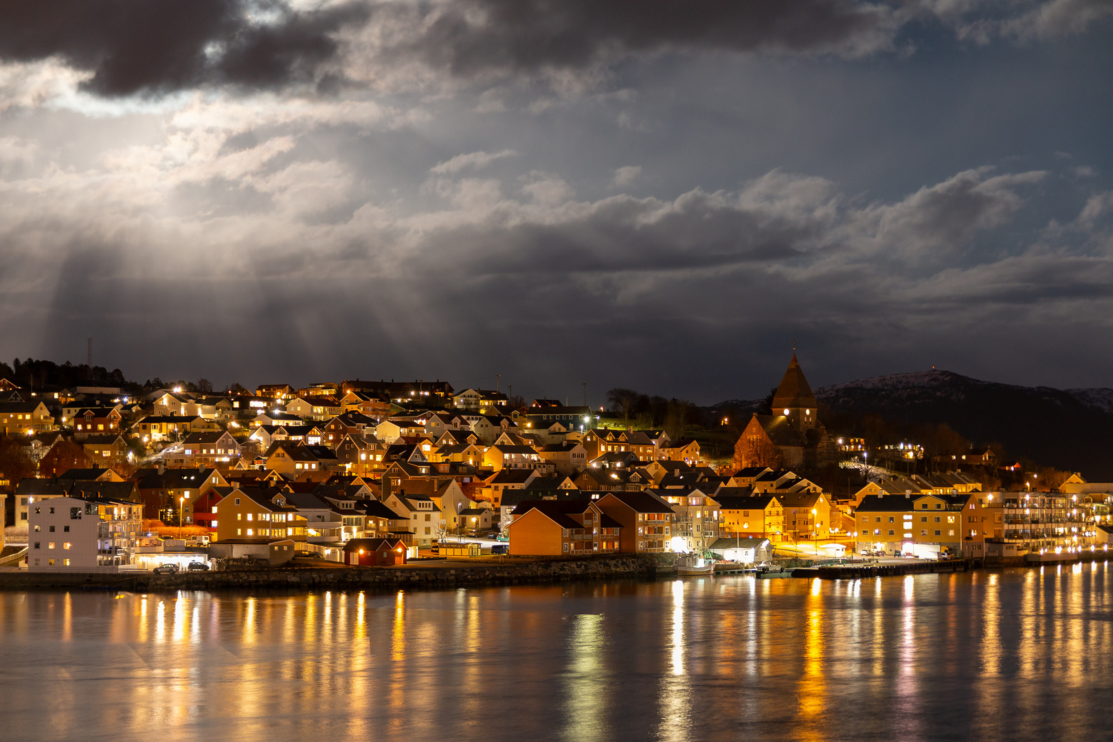 Kristiansund bei Nacht und Vollmond