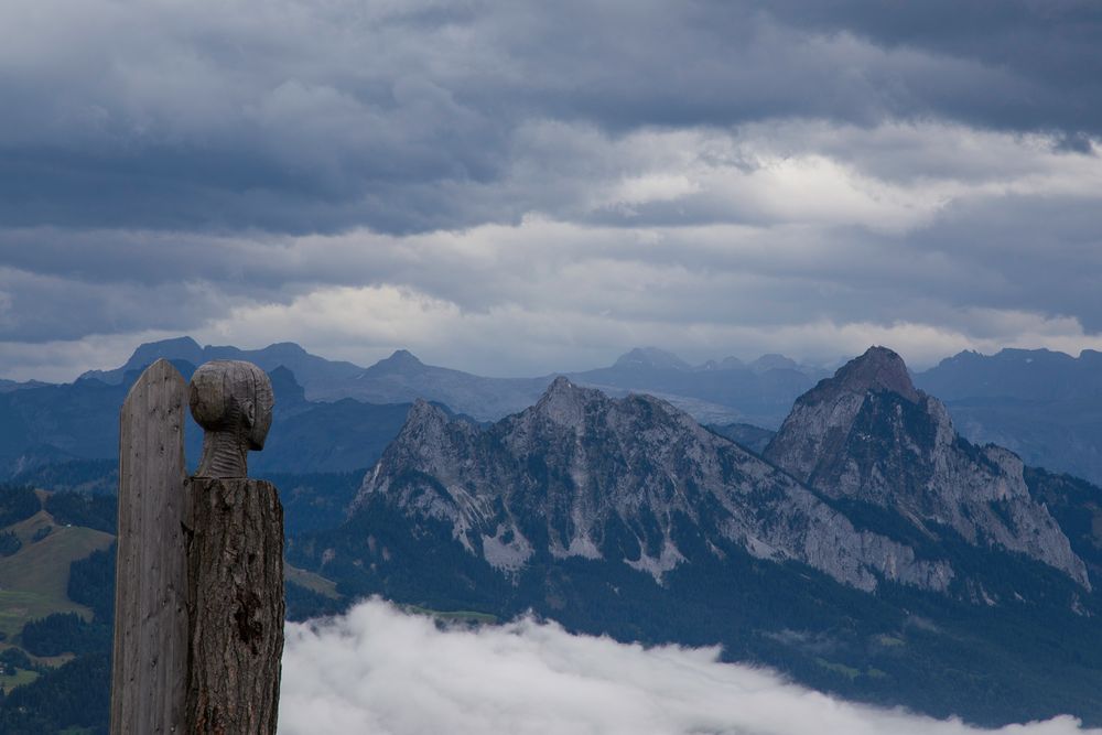 Kritischer Blick auf die Mythen Bergkette