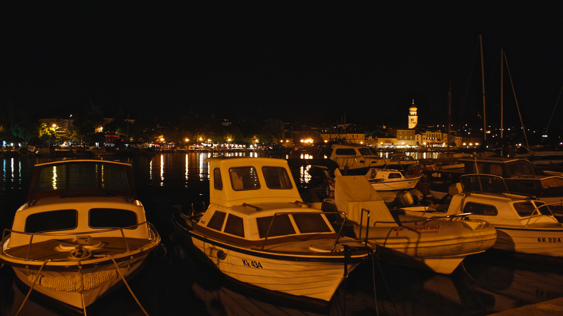 Krk Hafenpromenade bei Nacht