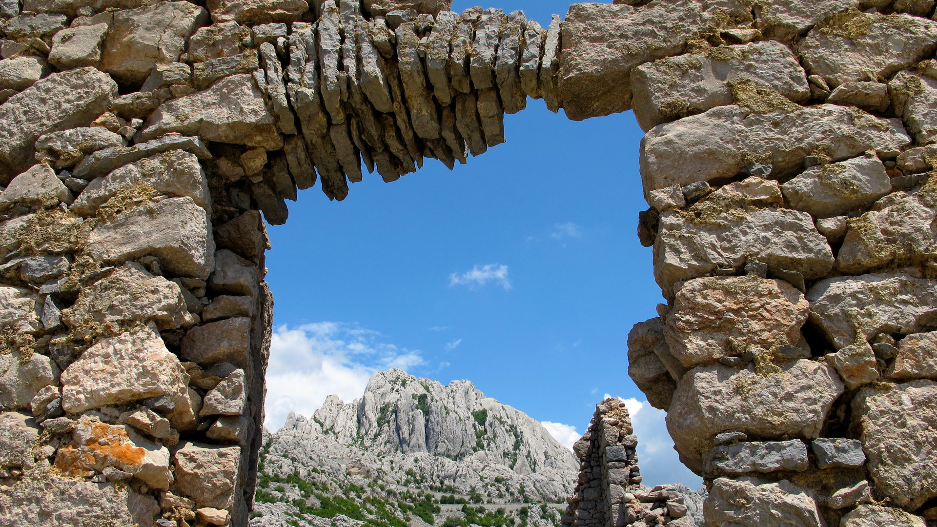 Kroatien - Detail eines Fensterbogens der Ruine bei Sveti Rok