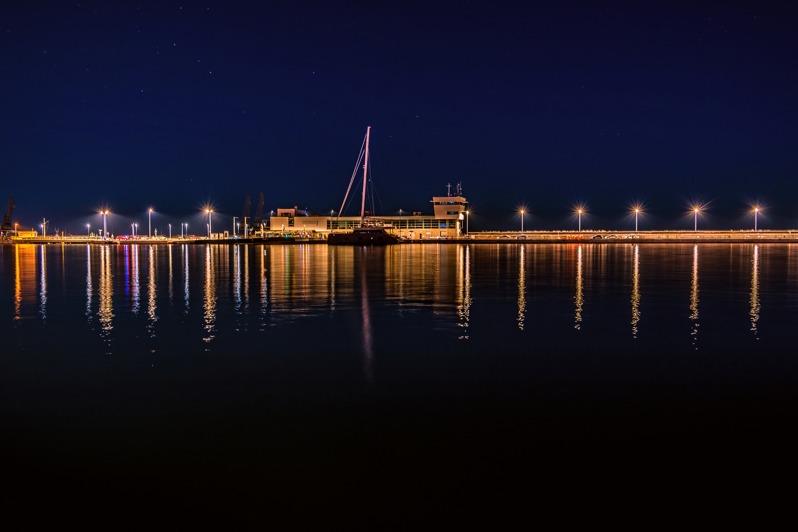 KROATIEN : HAFEN VON RIJEKA BEI NACHT