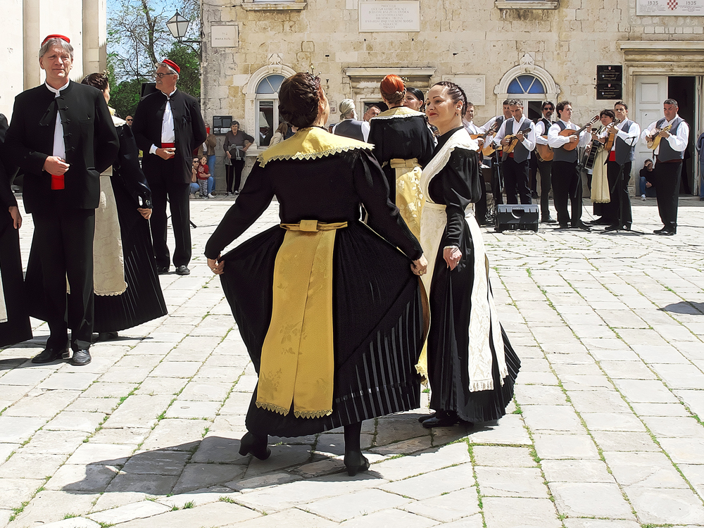 Kroatien Trogier Hauptplatz Volkstanz 