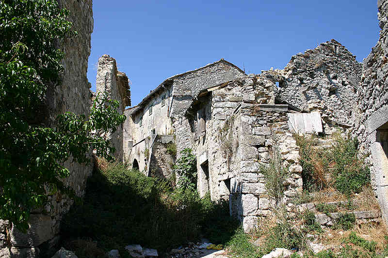 Kroatisches Bergdorf oder Reste?