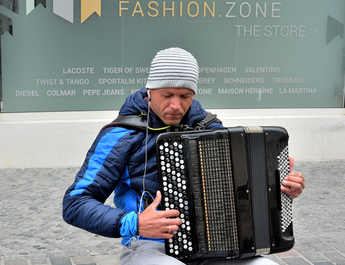 Kröpeliner Str. - blinder accordionist