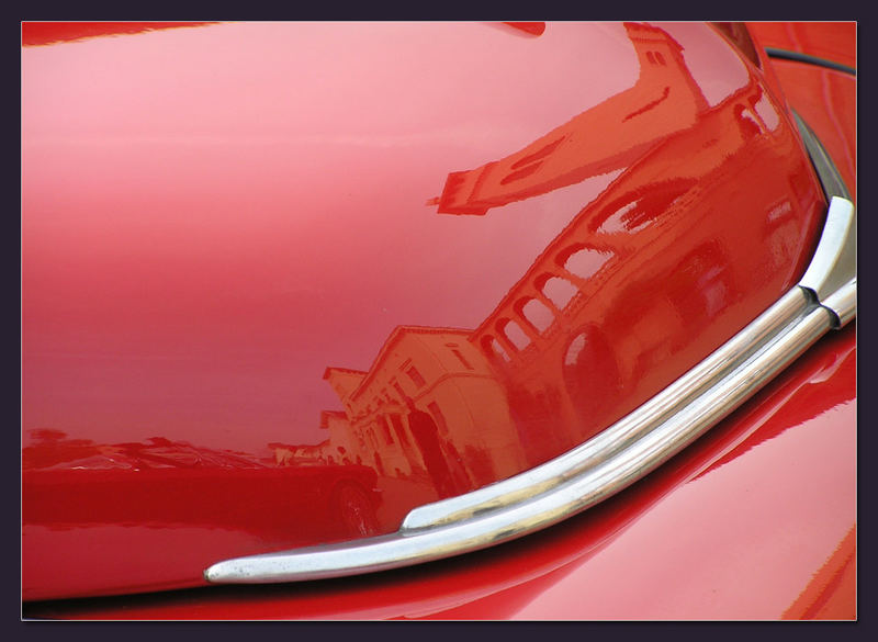 Krongut Bornstedt gespiegelt in der Motorhaube eines Mustang-Oldtimers von Christina Mayer