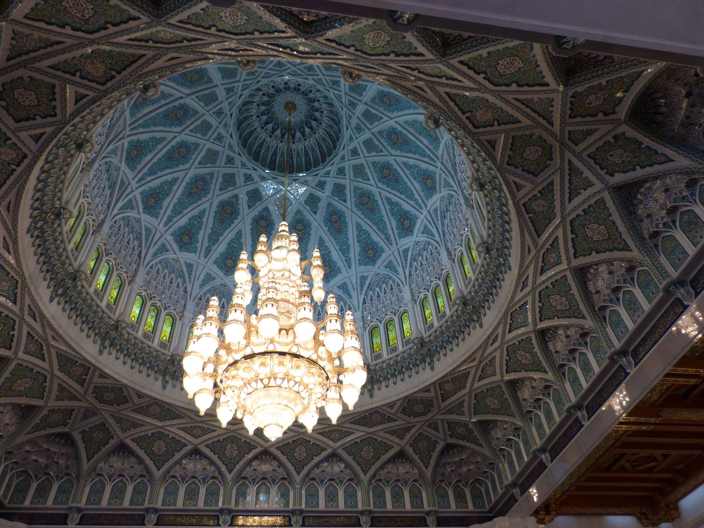 Kronleuchter in der Sultan-Quaboos-Moschee in Maskat