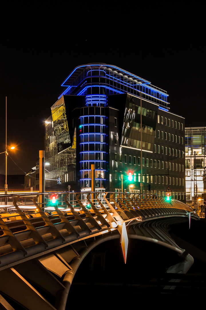 Kronprinzenbrücke, Berlin-Mitte bei Nacht.
