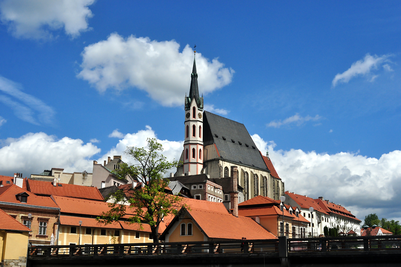 Krumaus Kirche vom Ufer der Moldau aus