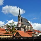 Krumaus Kirche vom Ufer der Moldau aus