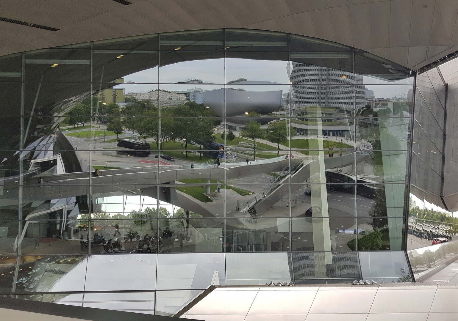 Krumm und schief gespiegelt - Die BMW-Welt