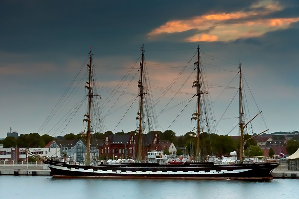 Krusenstern vor Anker im Hafen von Warnemünde