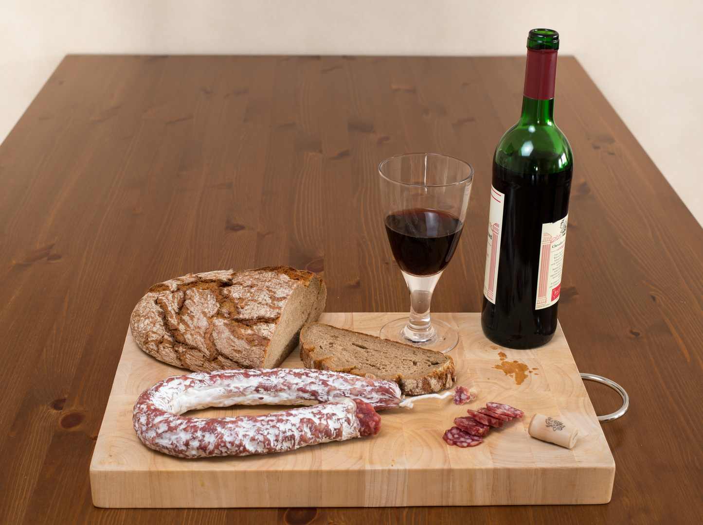 Krustenbrot, Italienische Salami und ein leckeren Rotwein.