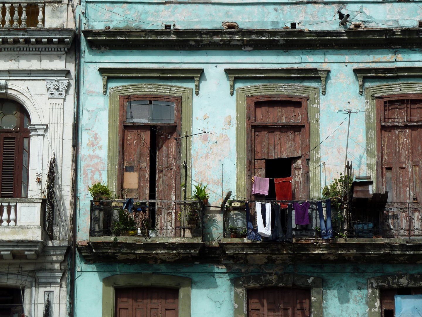 Kuba: Leben auf dem Balkon, Straßenszene- Havanna (3)