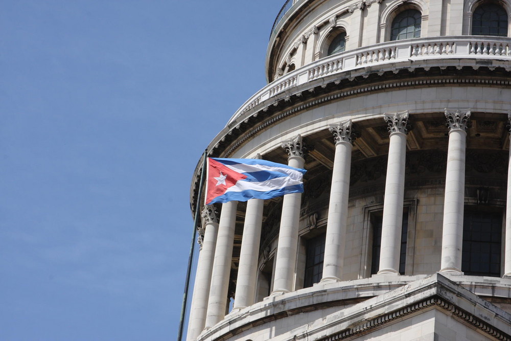 Kubaflagge vorm Capitol in Havana