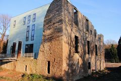 Kubus und Ruine im Schlosspark Bochum-Weitmar