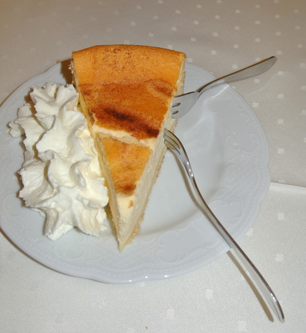 Kuchen mit Sahne für zwei .../ Cake with cream for two ...