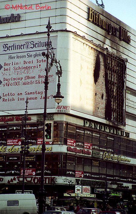 Ku'damm-Eck mit AVNET-Wandzeitung in Berlin